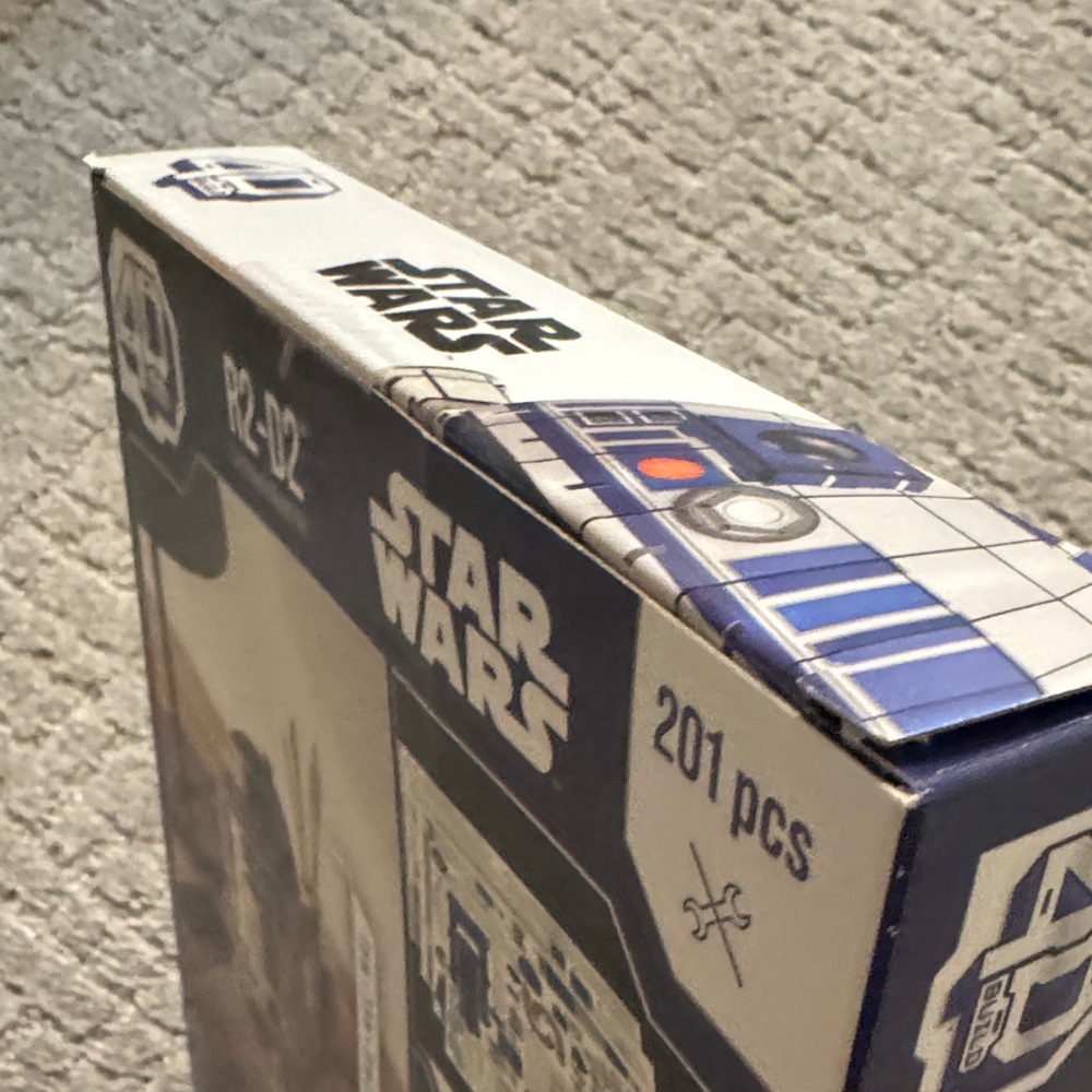 Star Wars R2-D2 Blue and White Model Kit - Picture 3 of 3